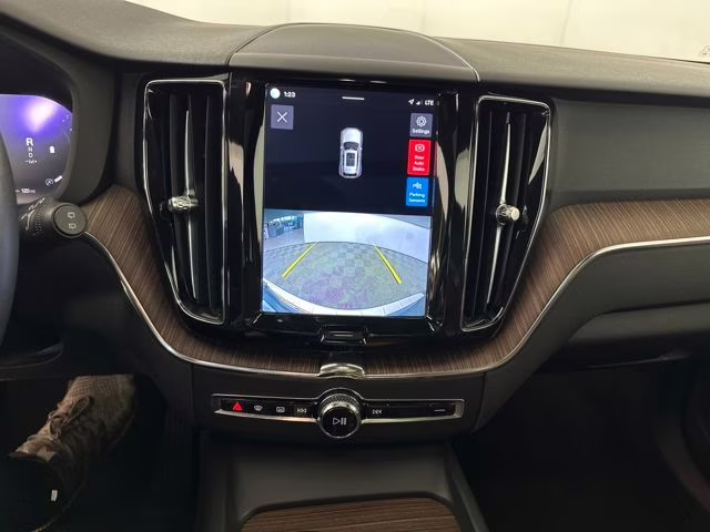 2022 Denim Blue Metallic Volvo XC60 B5 Momentum AWD SUV