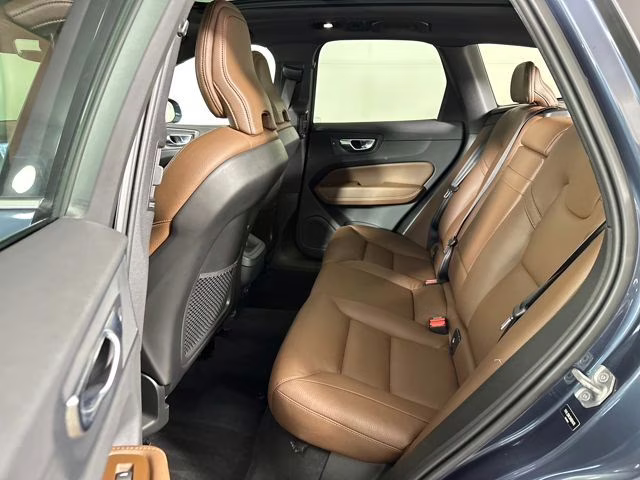 2022 Denim Blue Metallic Volvo XC60 B5 Momentum AWD SUV