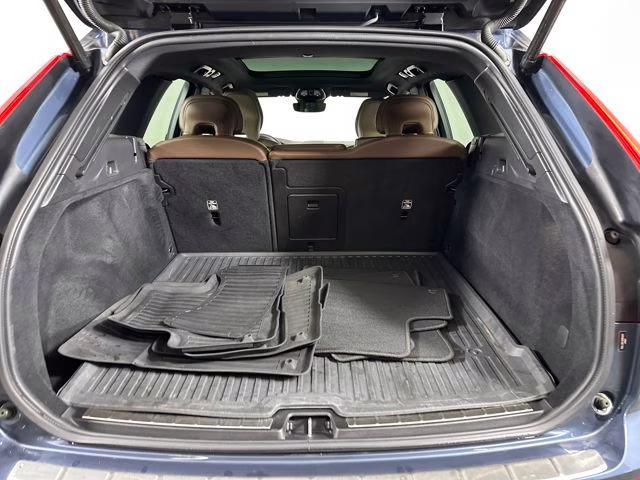 2022 Denim Blue Metallic Volvo XC60 B5 Momentum AWD SUV