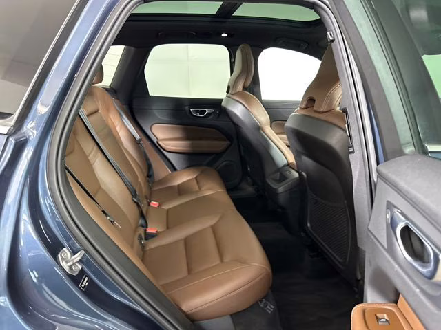 2022 Denim Blue Metallic Volvo XC60 B5 Momentum AWD SUV