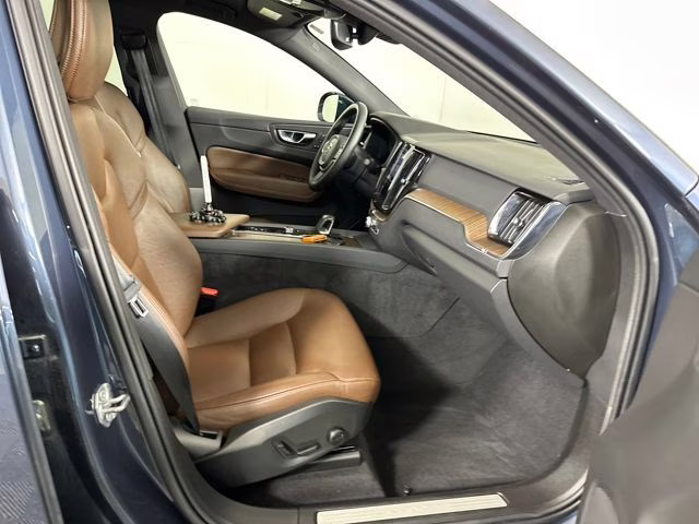 2022 Denim Blue Metallic Volvo XC60 B5 Momentum AWD SUV