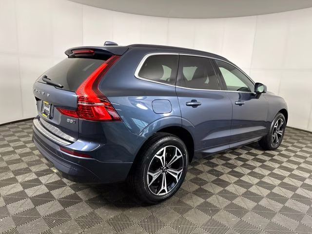 2022 Denim Blue Metallic Volvo XC60 B5 Momentum AWD SUV