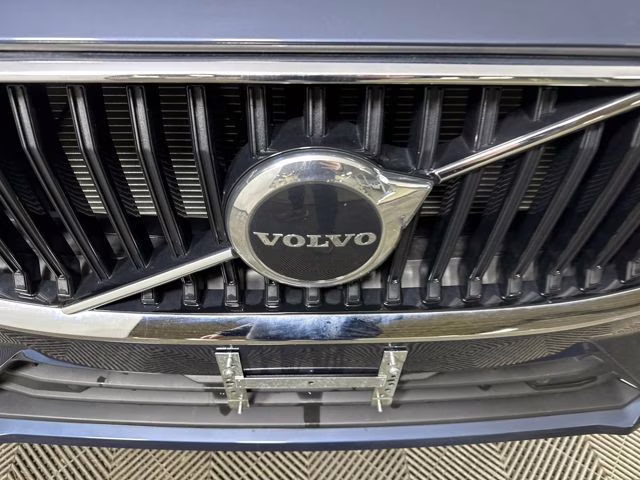 2022 Denim Blue Metallic Volvo XC60 B5 Momentum AWD SUV