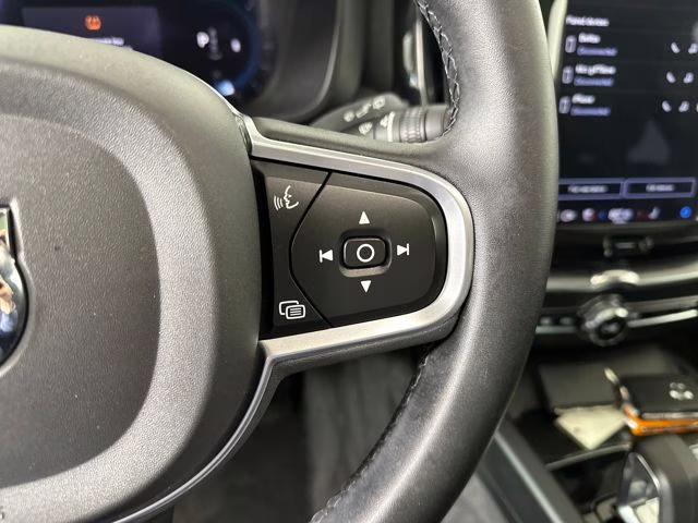 2023 Onyx Black Metallic Volvo XC60 B5 Core AWD SUV