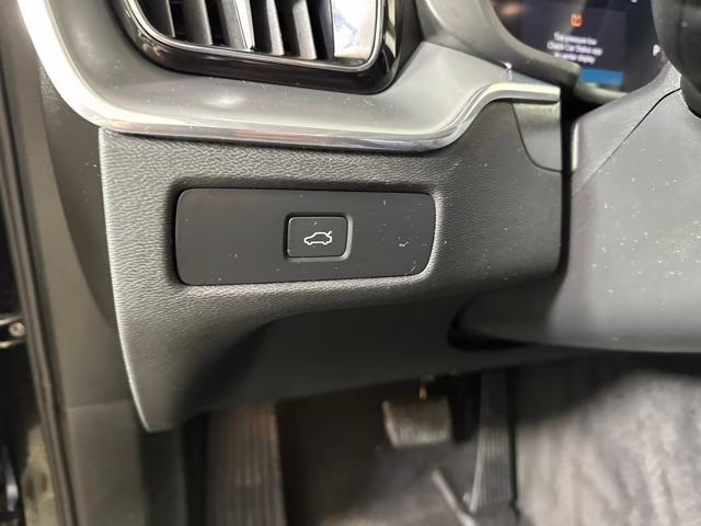 2023 Onyx Black Metallic Volvo XC60 B5 Core AWD SUV