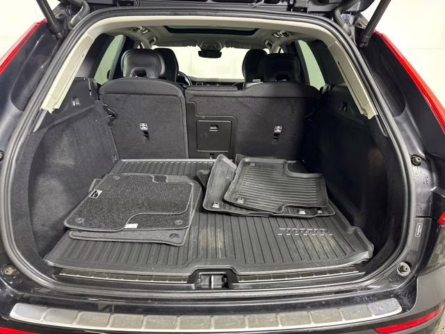 2023 Onyx Black Metallic Volvo XC60 B5 Core AWD SUV