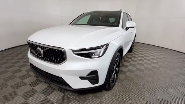 2025 Crystal White Pearl Volvo XC40 B5 Core AWD SUV