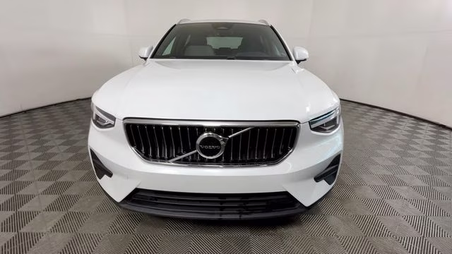 2025 Crystal White Pearl Volvo XC40 B5 Core AWD SUV