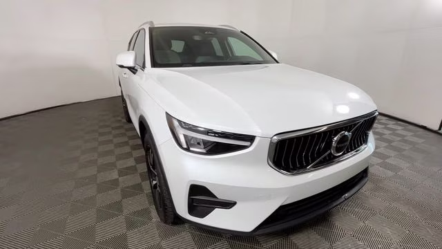 2025 Crystal White Pearl Volvo XC40 B5 Core AWD SUV