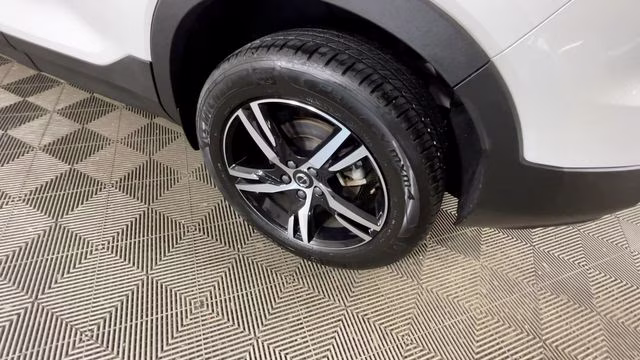 2025 Crystal White Pearl Volvo XC40 B5 Core AWD SUV