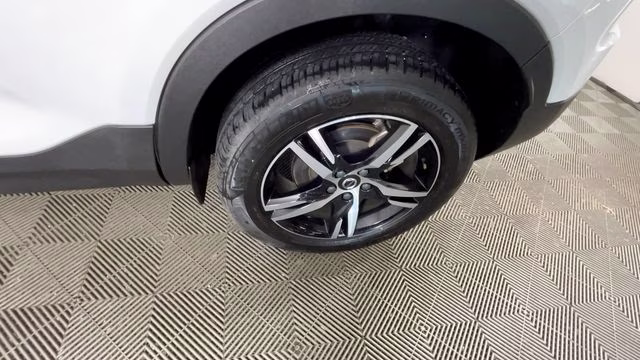 2025 Crystal White Pearl Volvo XC40 B5 Core AWD SUV