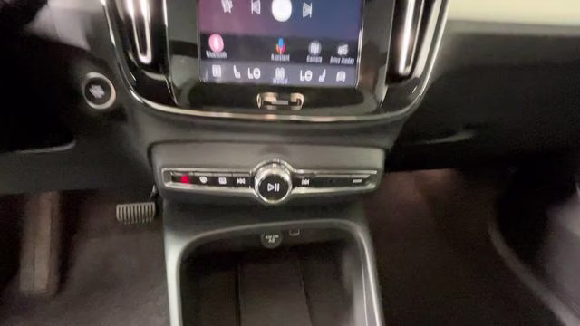 2025 Crystal White Pearl Volvo XC40 B5 Core AWD SUV