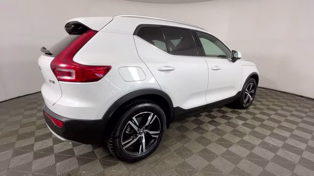 2025 Crystal White Pearl Volvo XC40 B5 Core AWD SUV