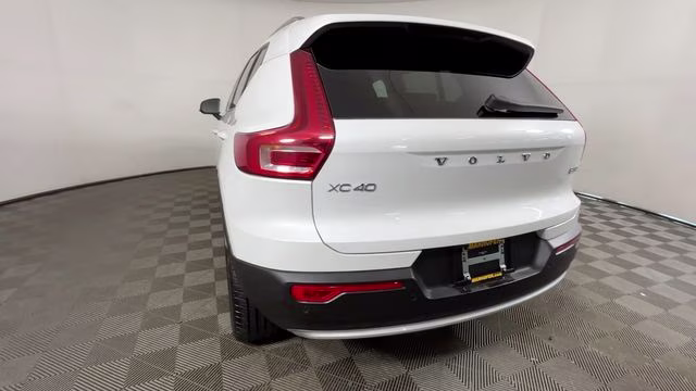 2025 Crystal White Pearl Volvo XC40 B5 Core AWD SUV