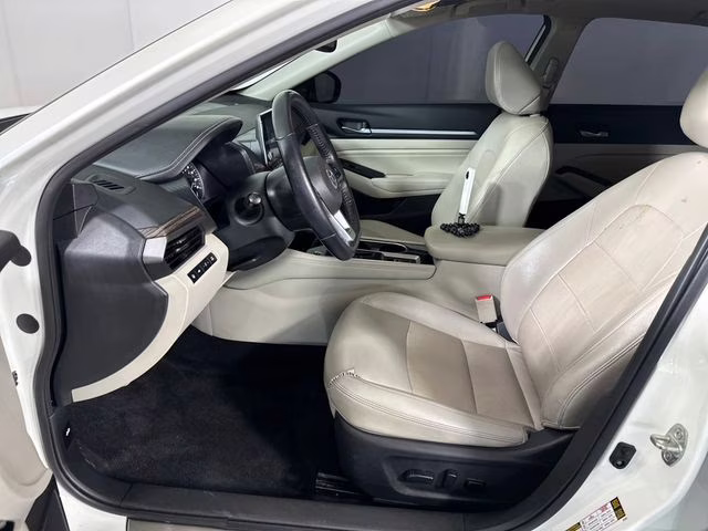 2020 Pearl White Tricoat Nissan Altima 2.0 Platinum FWD Sedan