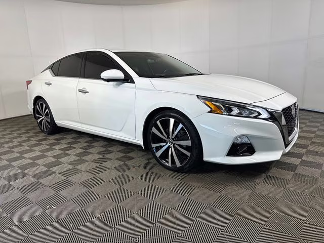 2020 Pearl White Tricoat Nissan Altima 2.0 Platinum FWD Sedan