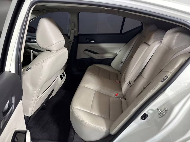 2020 Pearl White Tricoat Nissan Altima 2.0 Platinum FWD Sedan