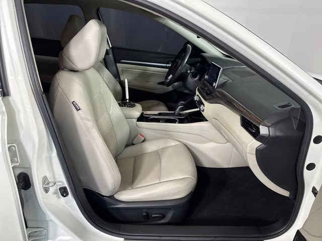 2020 Pearl White Tricoat Nissan Altima 2.0 Platinum FWD Sedan
