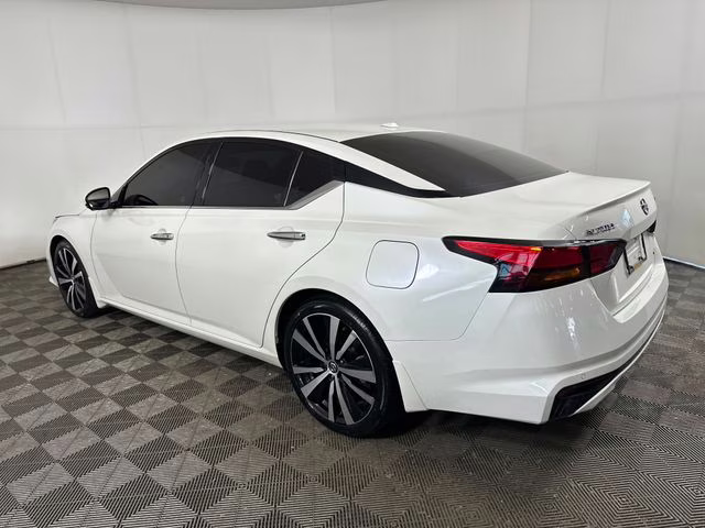2020 Pearl White Tricoat Nissan Altima 2.0 Platinum FWD Sedan