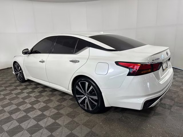 2020 Pearl White Tricoat Nissan Altima 2.0 Platinum FWD Sedan