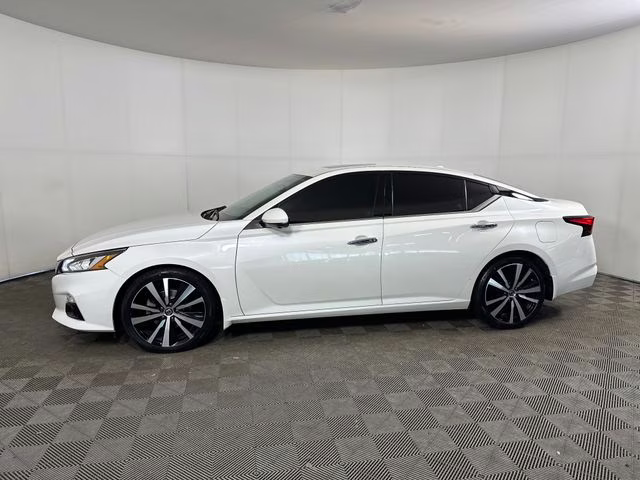 2020 Pearl White Tricoat Nissan Altima 2.0 Platinum FWD Sedan