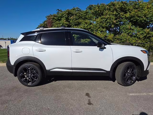 2026 Aspen White/Super Black Nissan Kicks SR AWD SUV