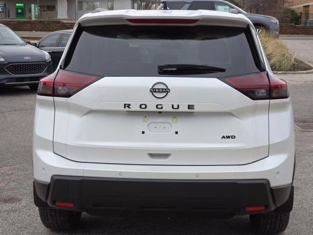 2026 Everest White Pearl Tricoat Nissan Rogue Dark Armor AWD SUV