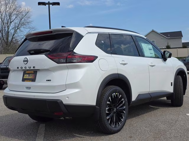 2026 Everest White Pearl Tricoat Nissan Rogue Dark Armor AWD SUV