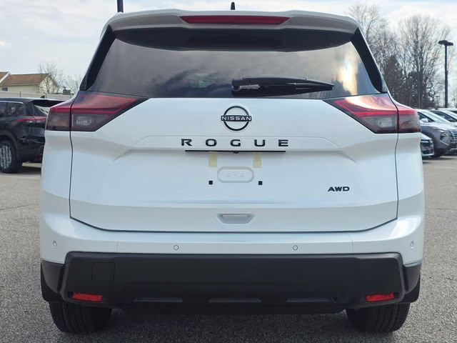 2026 Everest White Pearl Tricoat Nissan Rogue Dark Armor AWD SUV