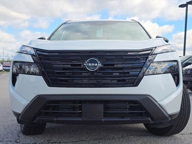 2026 Everest White Pearl Tricoat Nissan Rogue Dark Armor AWD SUV