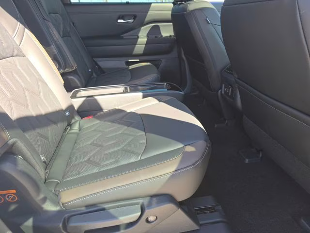 2026 Everest White Pearl Tricoat Nissan Pathfinder Platinum 4X4 SUV