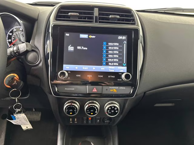 2025 Diamond White Mitsubishi Outlander Sport 2.0 LE 4X4 SUV