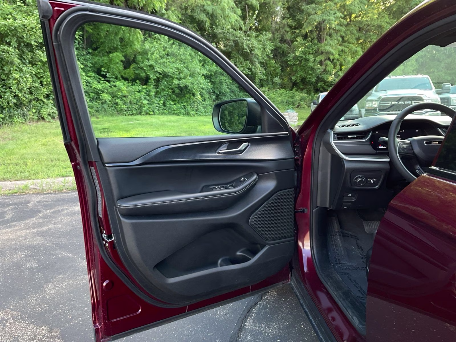 2025 Velvet Red Pearlcoat Jeep Grand Cherokee Laredo 4X4 SUV