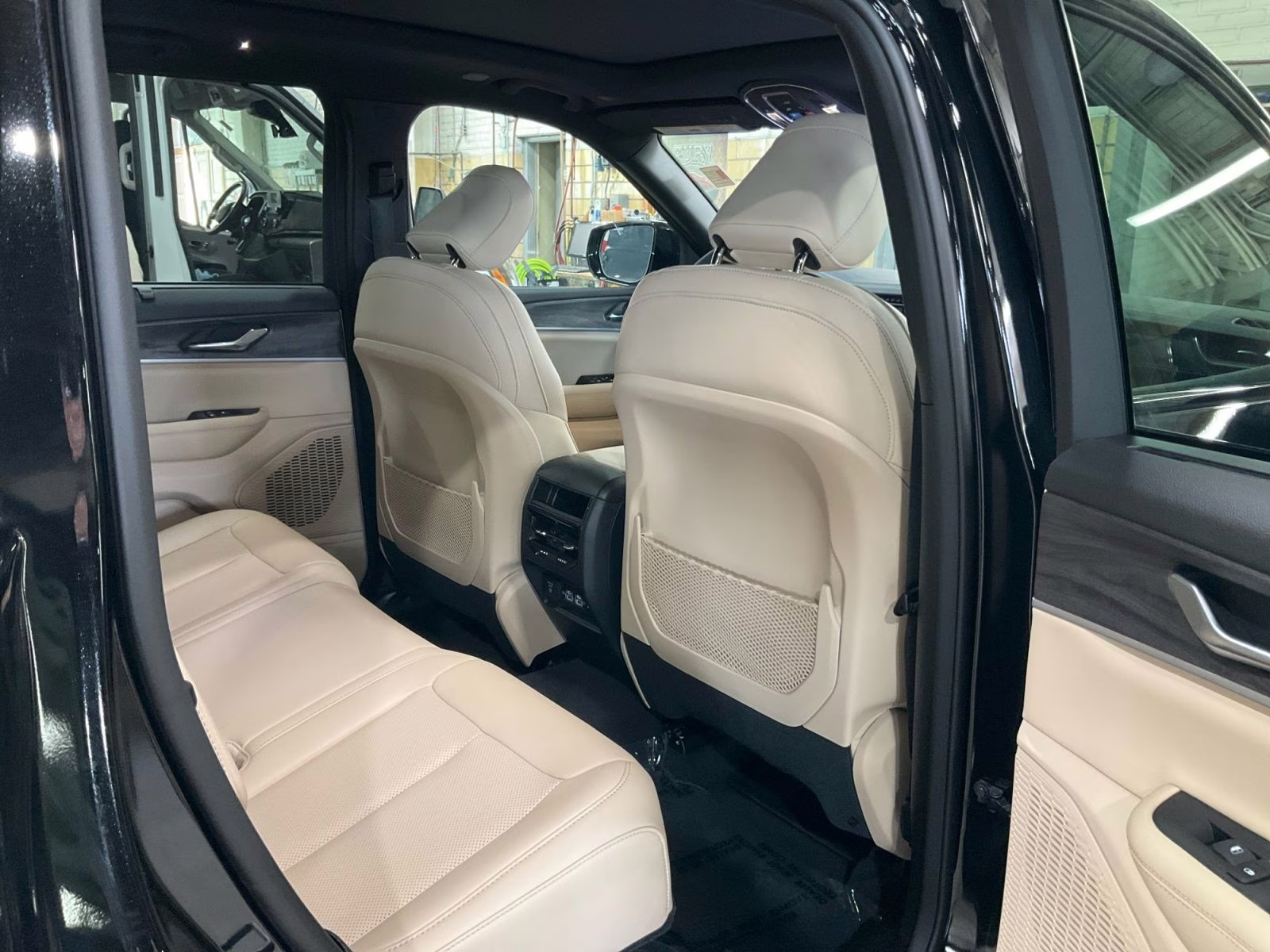 2024 Diamond Black Crystal Pearlcoat Jeep Grand Cherokee Limited 4X4 SUV