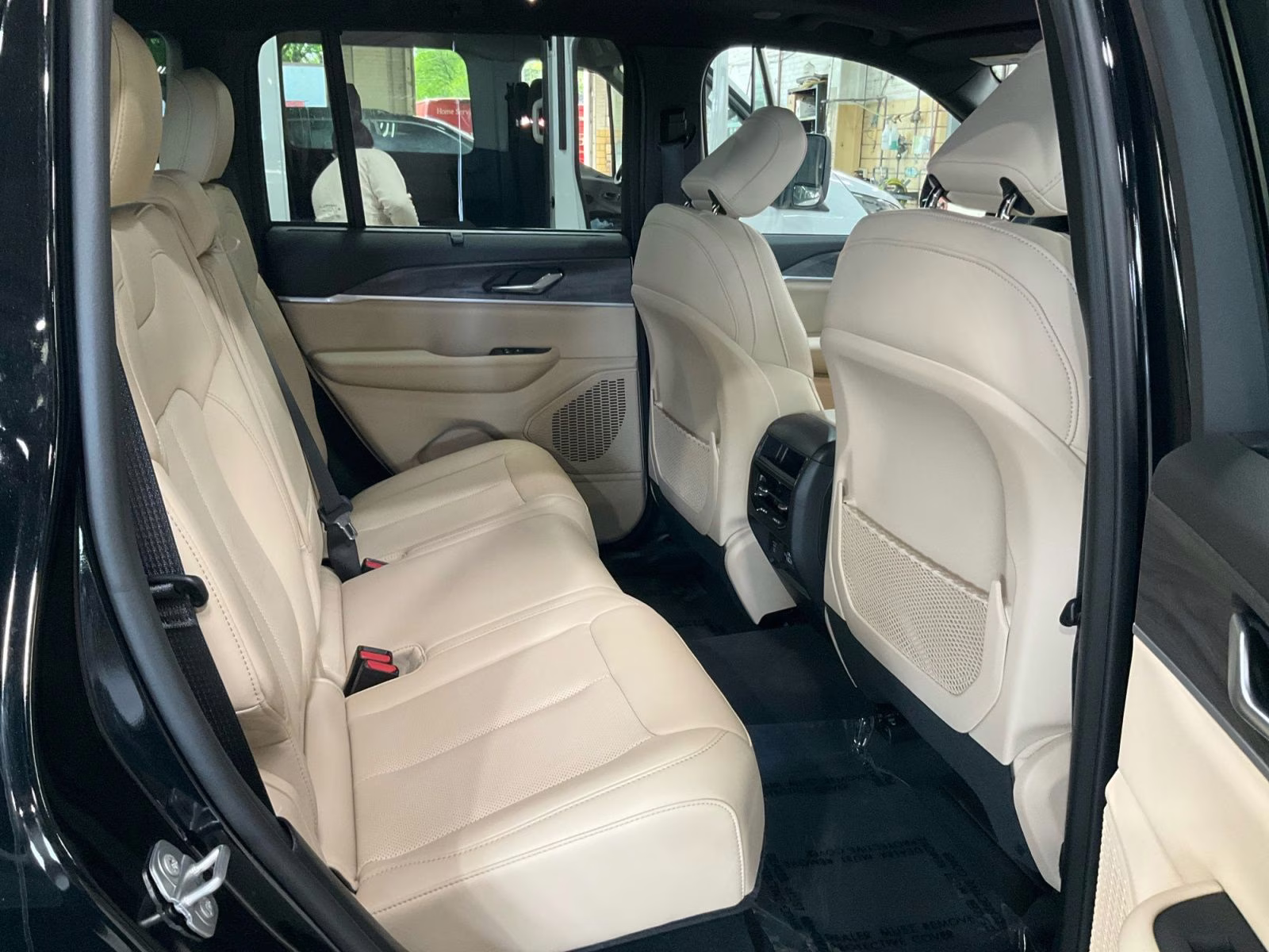 2024 Diamond Black Crystal Pearlcoat Jeep Grand Cherokee Limited 4X4 SUV