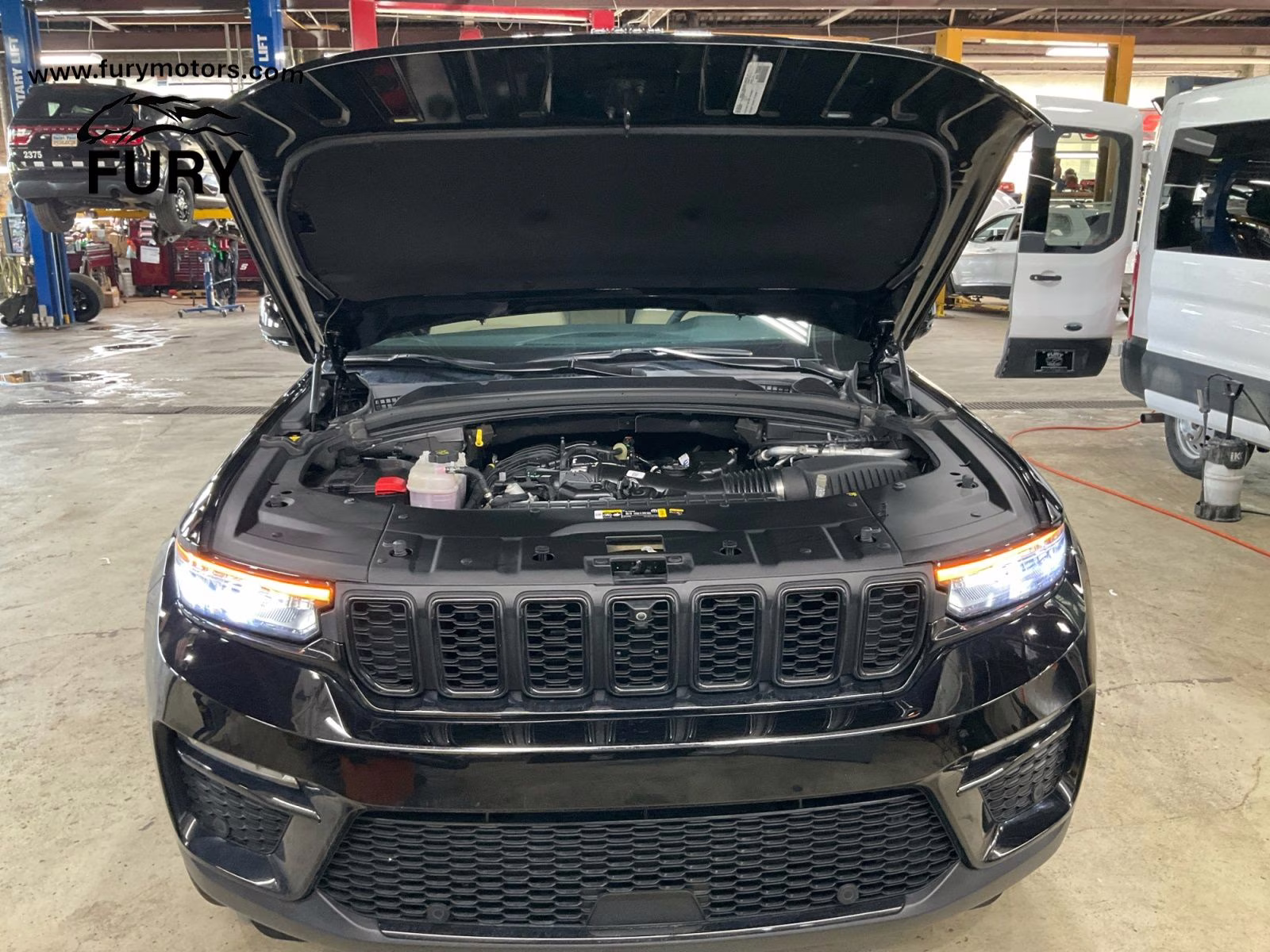 2024 Diamond Black Crystal Pearlcoat Jeep Grand Cherokee Limited 4X4 SUV
