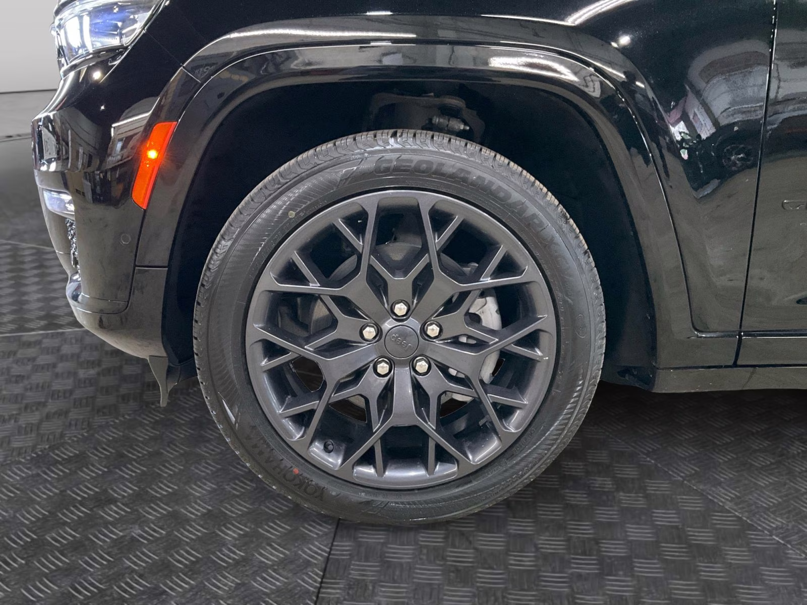 2023 Diamond Black Crystal Pearlcoat Jeep Grand Cherokee L Summit 4X4 SUV