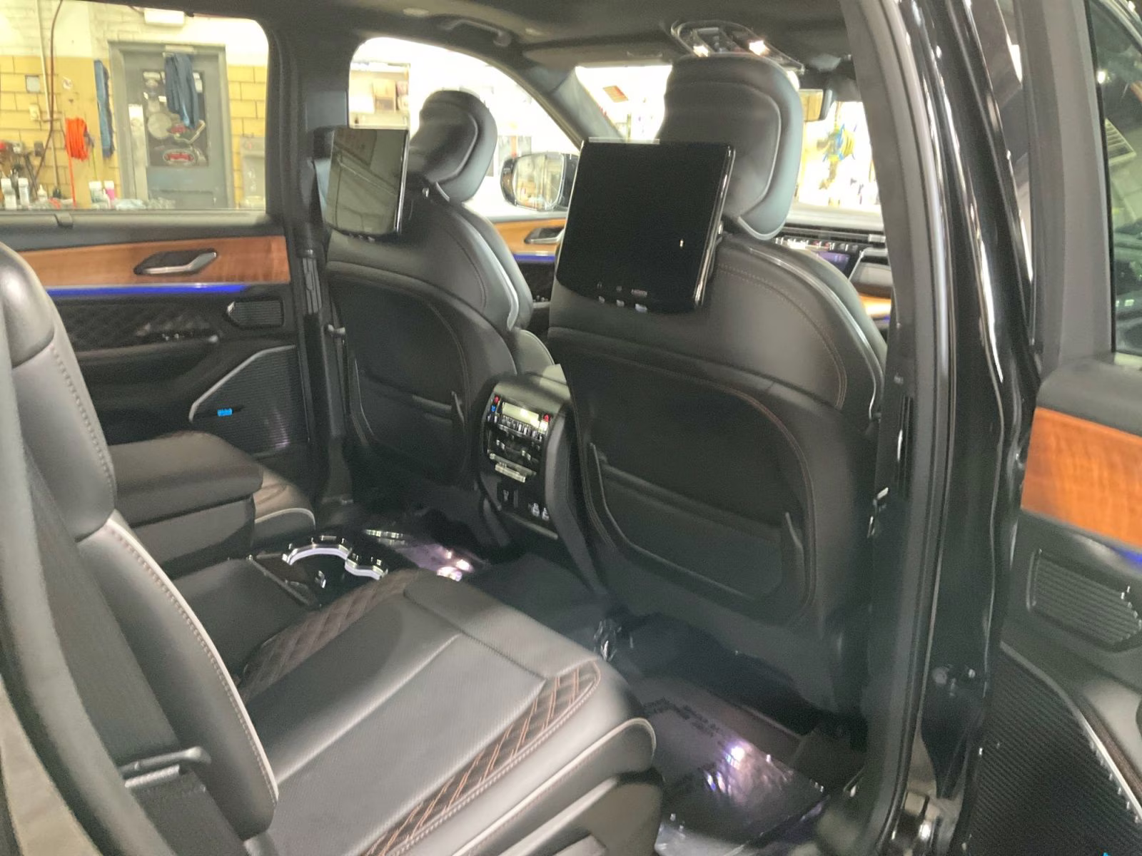 2023 Diamond Black Crystal Pearlcoat Jeep Grand Cherokee L Summit 4X4 SUV
