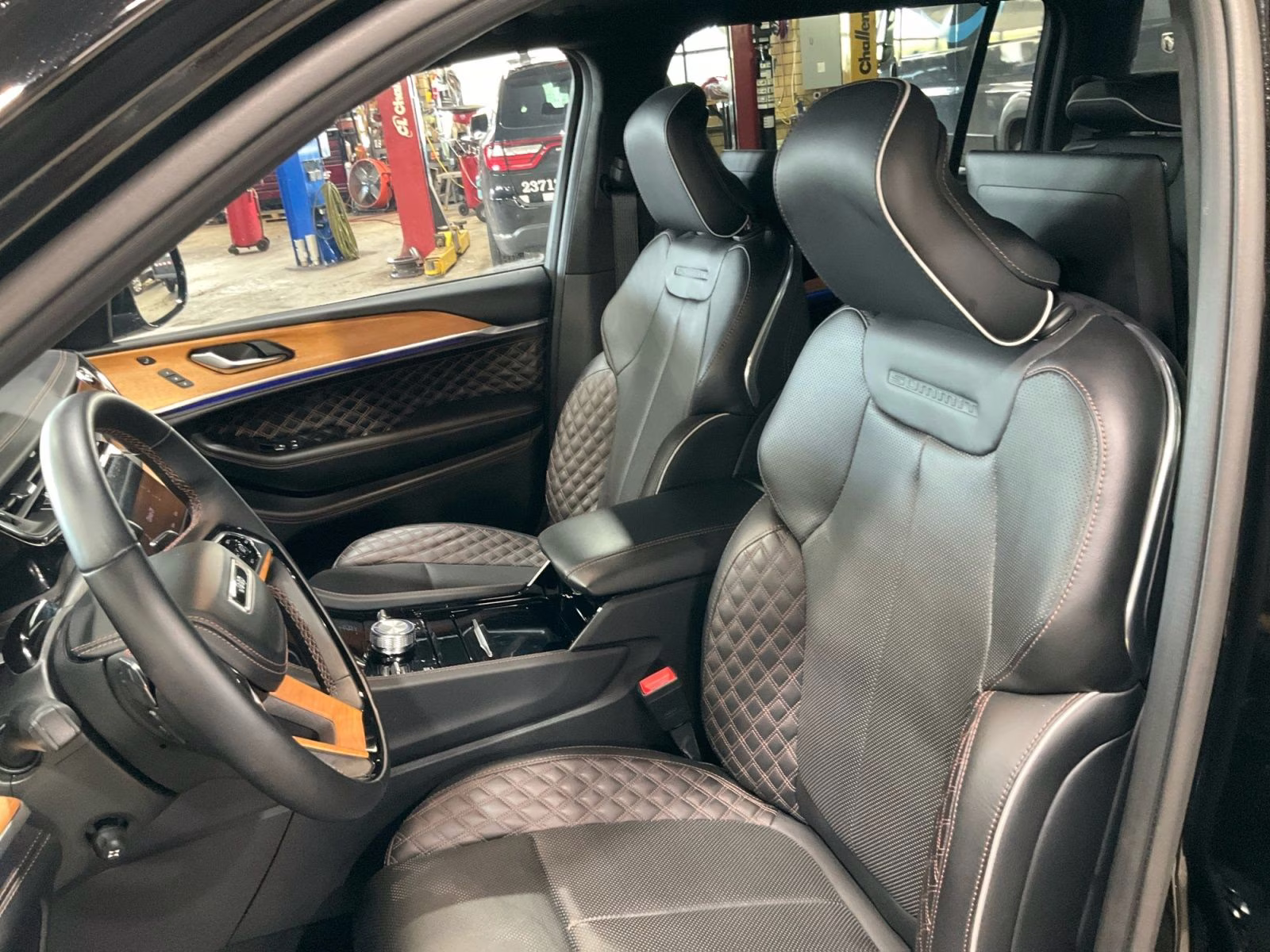 2023 Diamond Black Crystal Pearlcoat Jeep Grand Cherokee L Summit 4X4 SUV