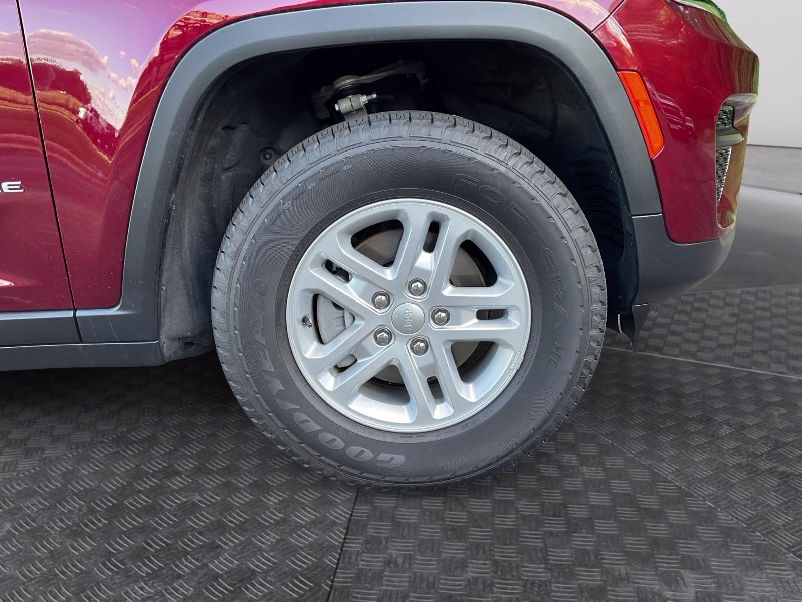 2025 Velvet Red Pearlcoat Jeep Grand Cherokee Laredo 4X4 SUV