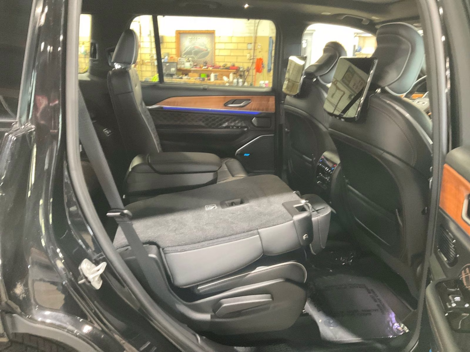 2023 Diamond Black Crystal Pearlcoat Jeep Grand Cherokee L Summit 4X4 SUV