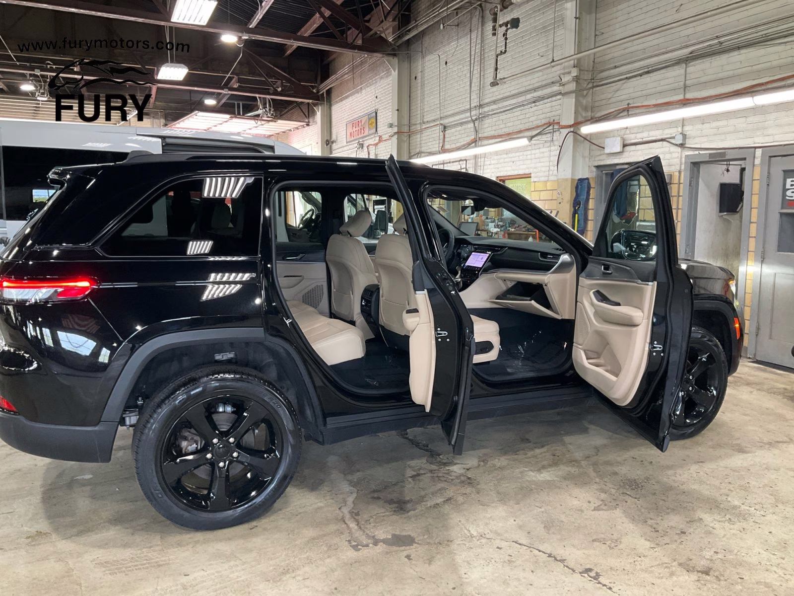 2024 Diamond Black Crystal Pearlcoat Jeep Grand Cherokee Limited 4X4 SUV