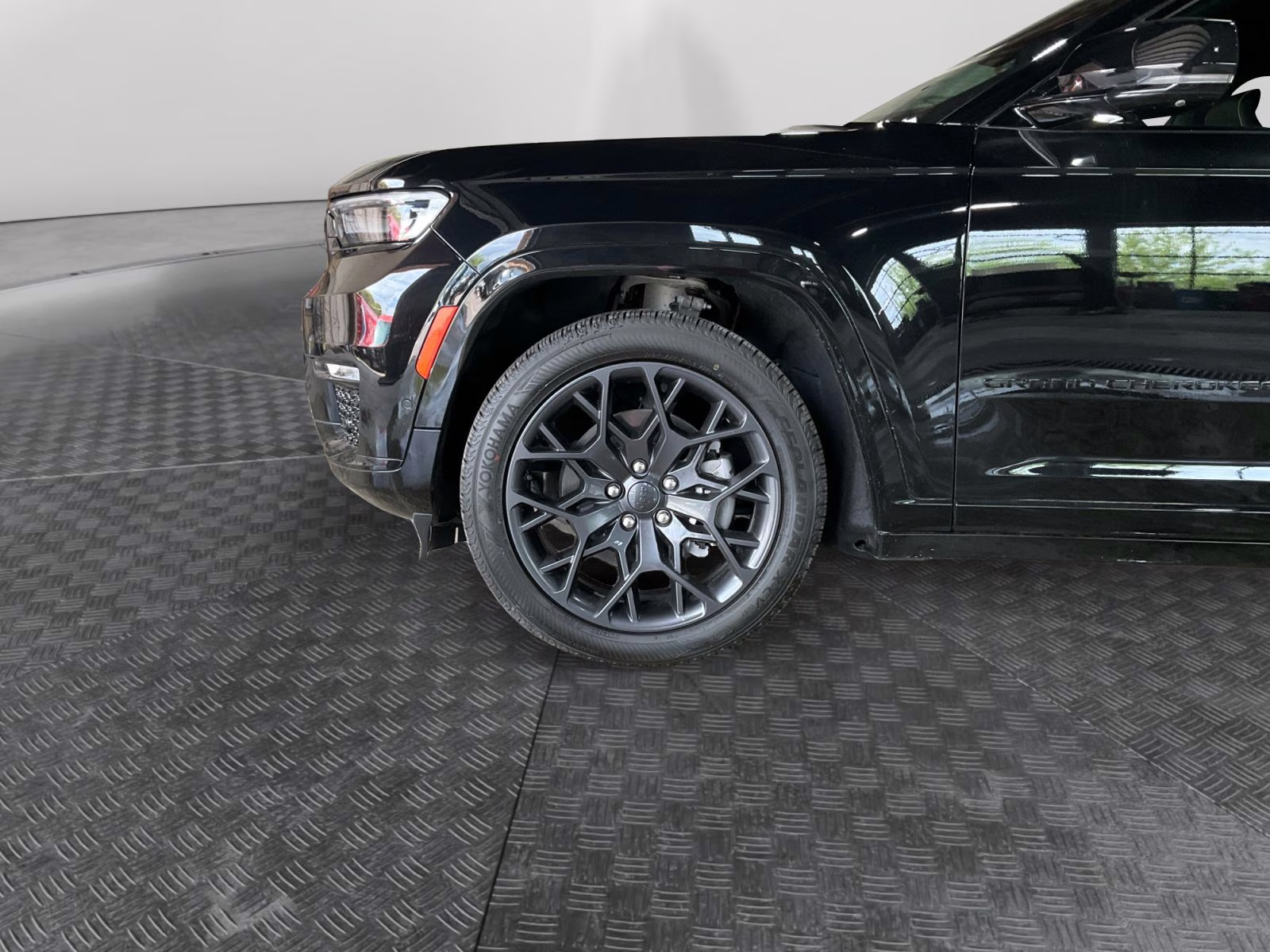 2023 Diamond Black Crystal Pearlcoat Jeep Grand Cherokee L Summit 4X4 SUV