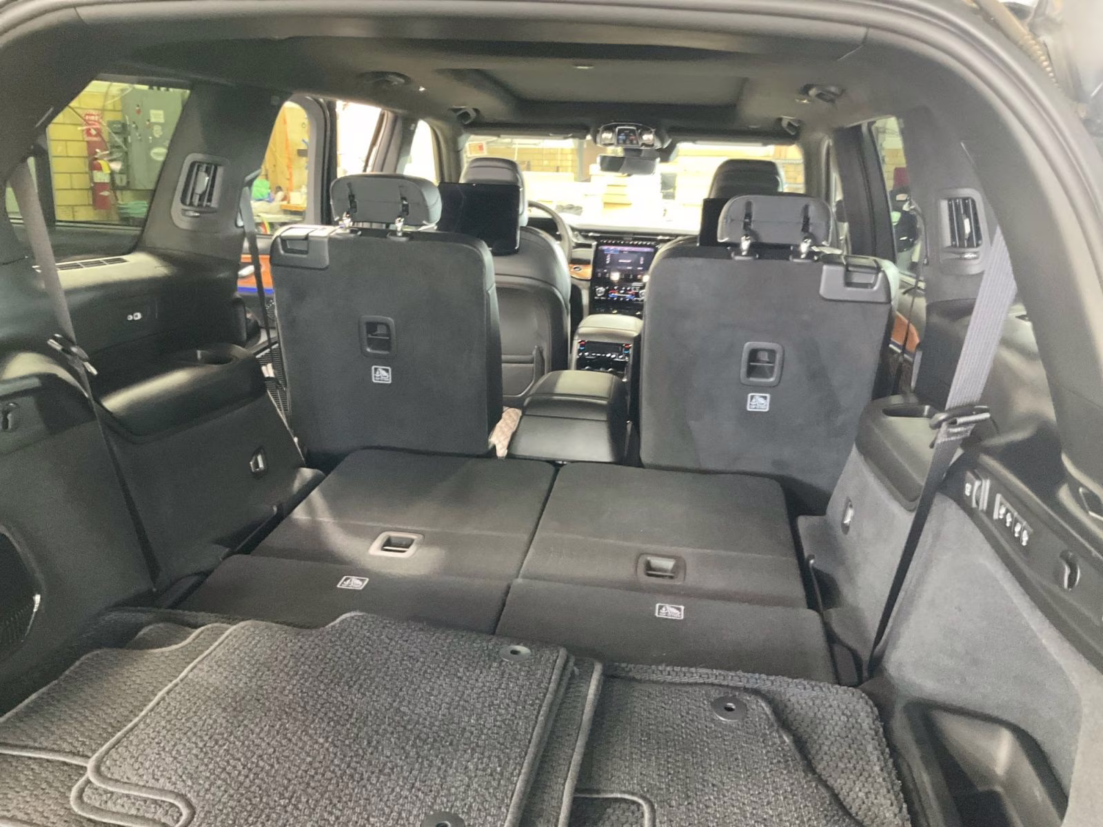 2023 Diamond Black Crystal Pearlcoat Jeep Grand Cherokee L Summit 4X4 SUV