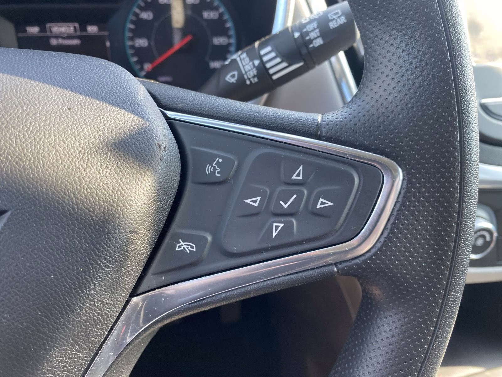 2021 Silver Ice Metallic Chevrolet Equinox LS FWD SUV