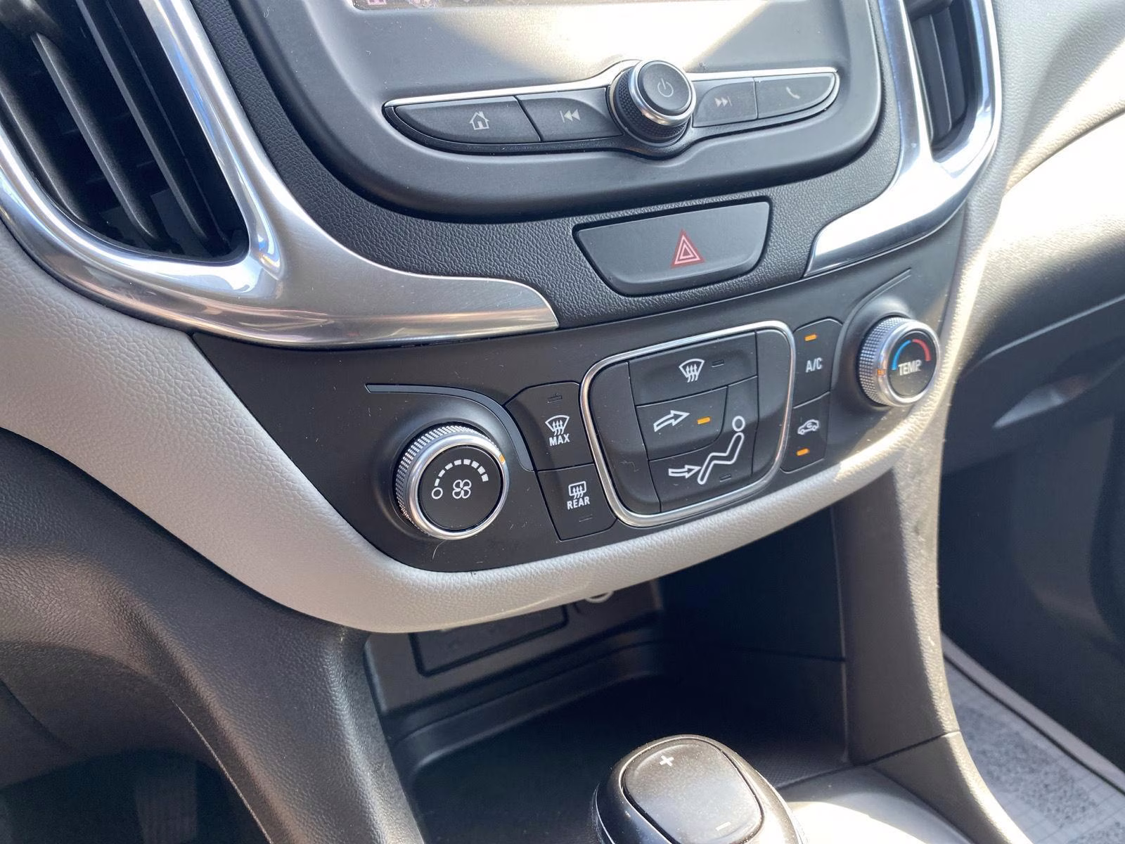 2021 Silver Ice Metallic Chevrolet Equinox LS FWD SUV