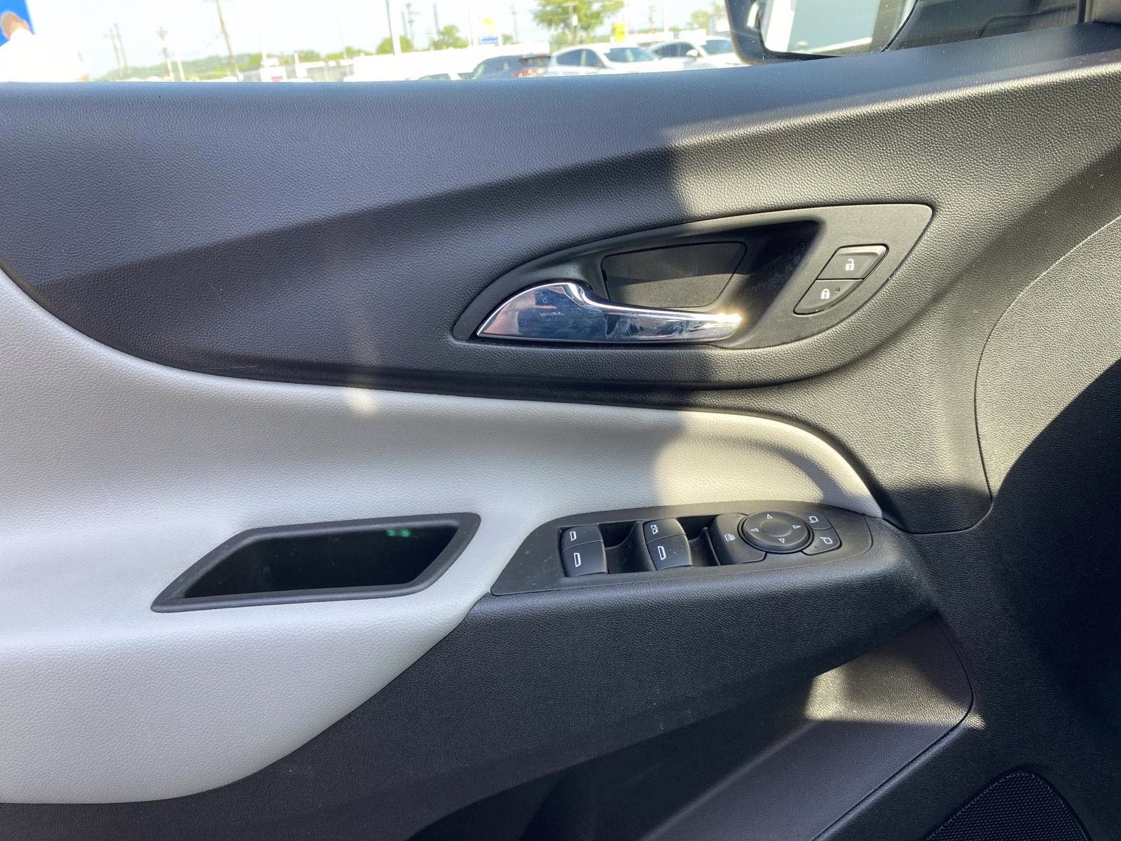 2021 Silver Ice Metallic Chevrolet Equinox LS FWD SUV