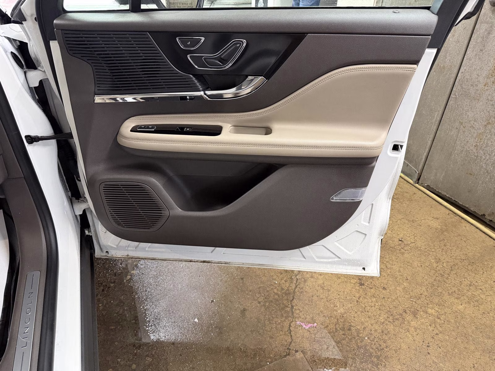 2020 Pristine White Lincoln Corsair Standard FWD SUV