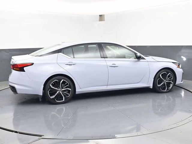 2023 Gray Sky Pearl Nissan Altima 2.5 SR FWD Sedan