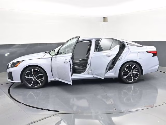 2023 Gray Sky Pearl Nissan Altima 2.5 SR FWD Sedan